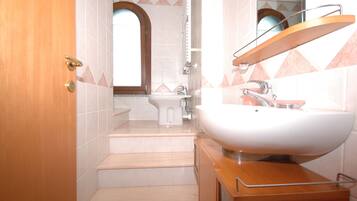 Dusche, Bidet, Handtücher, Toilettenpapier