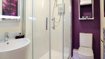 Apartment | Bathroom | Combined shower/bathtub, free toiletries, hair dryer, towels