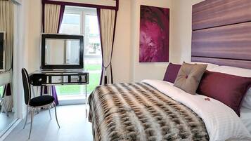 Apartment | 2 bedrooms, individually decorated, individually furnished, desk