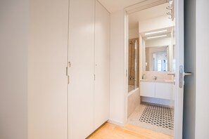 Tina con regadera, secadora de cabello, bidet, toallas 