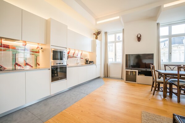 Fridge, microwave, oven, stovetop