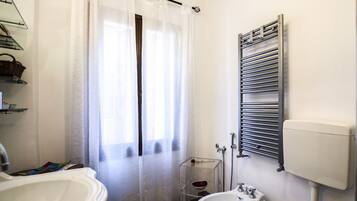 Ducha, secador de pelo y toallas