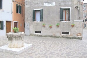 المنطقة المحيطة بالمنشأة