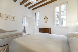 1 dormitorio, tabla de planchar con plancha, wifi y ropa de cama