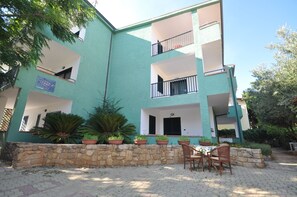 المنشأة  من الخارج