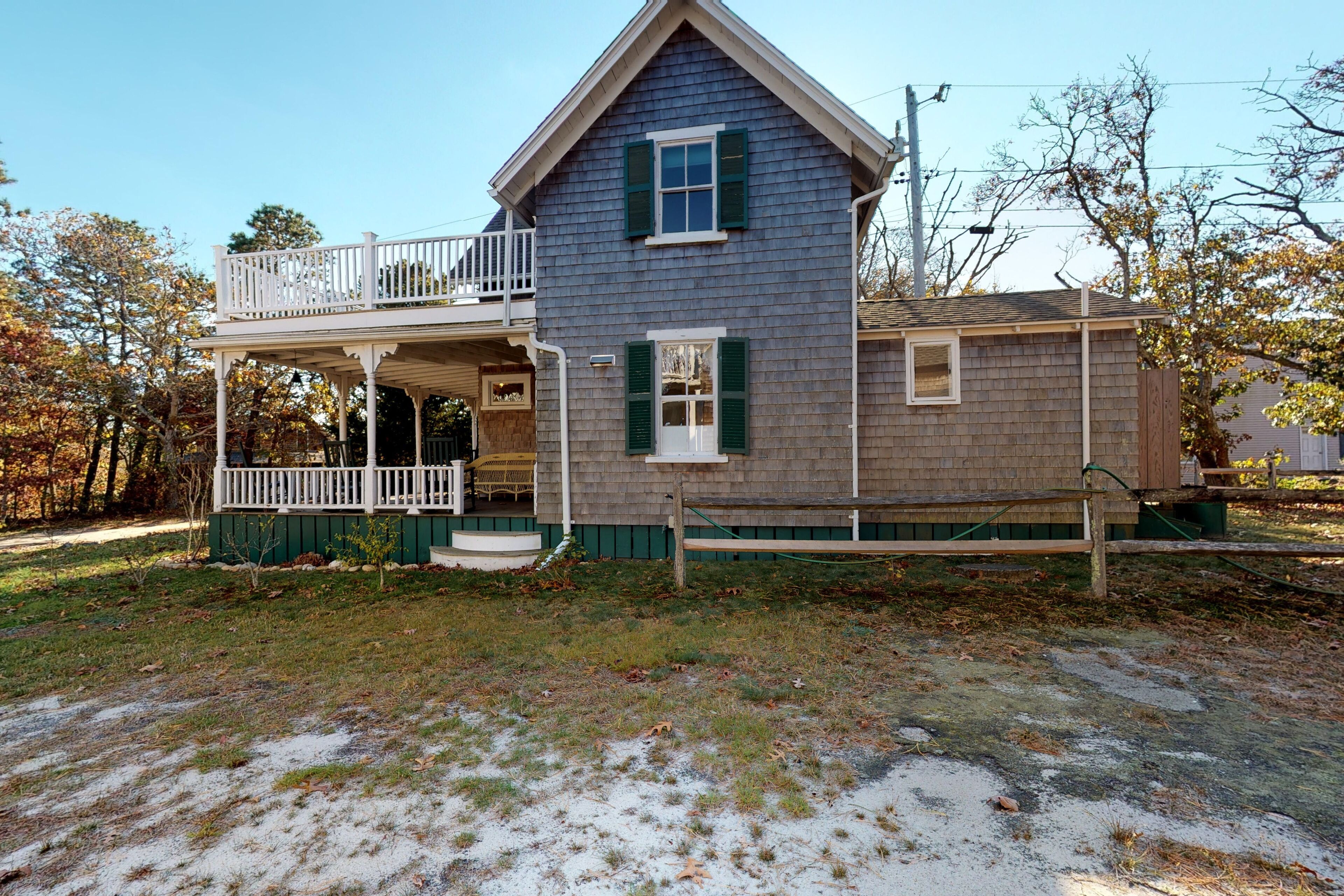 Rustic circa 1870s home w/outdoor shower, 3 decks & private grill - 1 dog OK