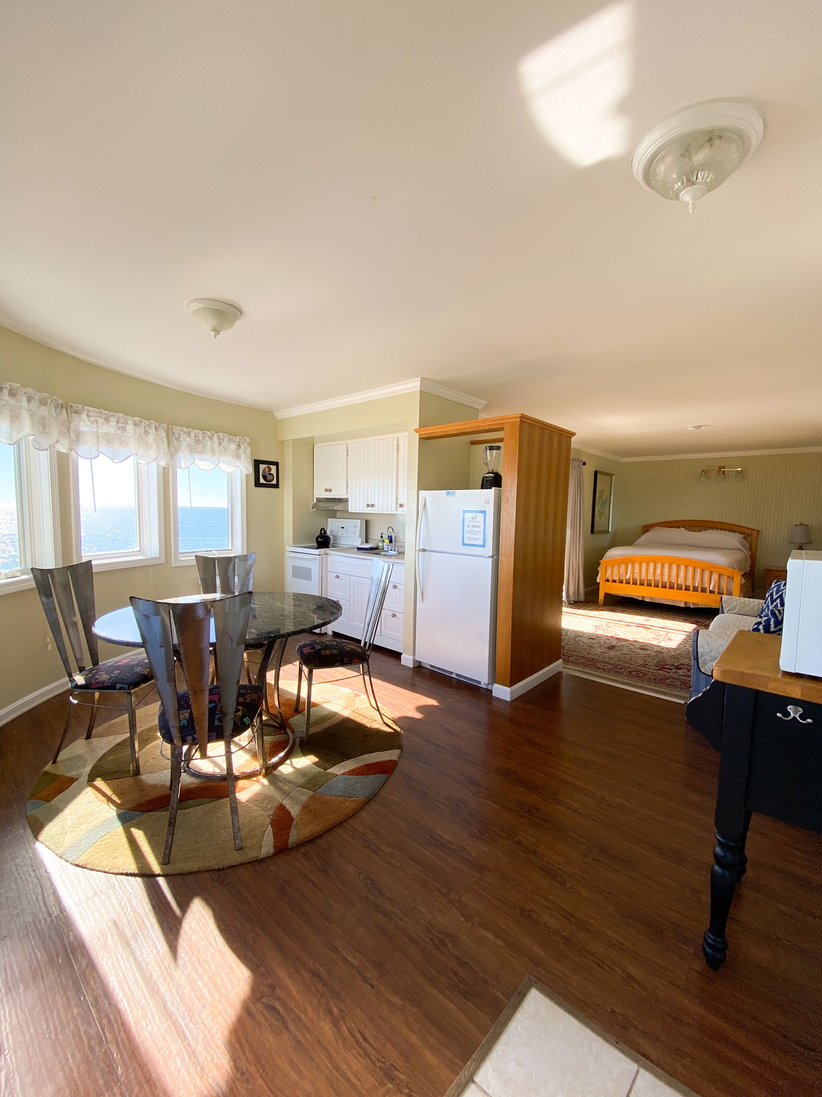 Un espacio habitable compacto con cocina, comedor y dormitorio.