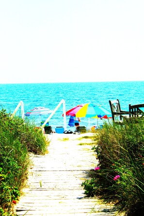 Privat strand, hvit sand og solsenger
