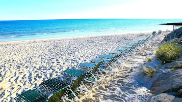 Playa privada, arena blanca, sillas reclinables de playa