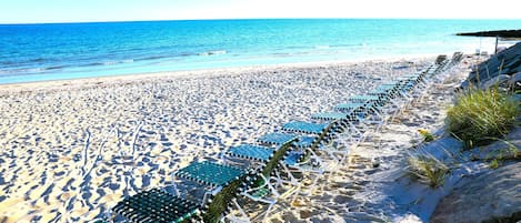 Platja privada, platja de sorra blanca i gandules de platja