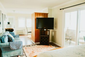 Standard-Suite, 2 Schlafzimmer, Nichtraucher, Balkon (Room 31, Ocean View) | Wohnbereich | 30-Zoll-Flachbildfernseher mit Kabelempfang, Fernseher