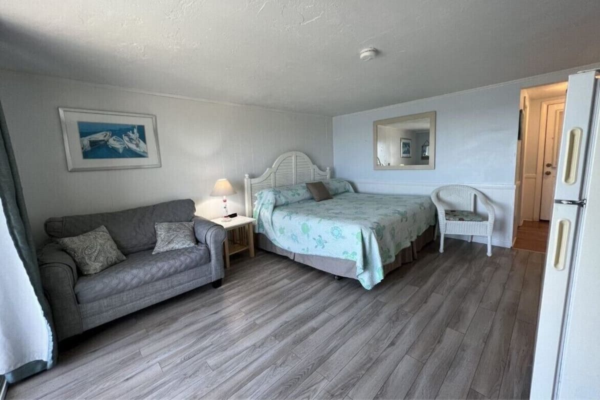 Standard Room, 1 Bedroom, Non Smoking, Beachside (Room 25, Ocean View) | Individually decorated, individually furnished, free WiFi, bed sheets