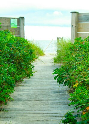 Plage privée, sable blanc, chaises longues