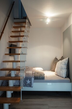 2 bedrooms, iron/ironing board, WiFi