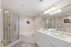 Condo, várias camas (Majestic T2 - 1606) | Banheiro | Secador de cabelo, toalhas de banho
