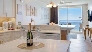 Condo, Berbilang Katil (Majestic T2 - 1606) | Dapur peribadi | Peti sejuk, pembakar roti 