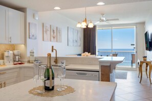 Condo, nhiều giường (Majestic T2 - 1606) | Bếp riêng | Tủ lạnh, lò nướng bánh mì