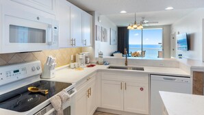 Condo, Berbilang Katil (Majestic T2 - 1606) | Dapur peribadi | Peti sejuk, pembakar roti 