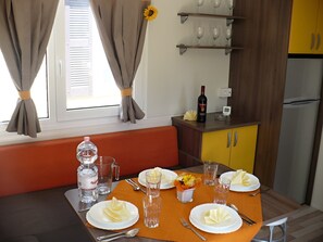 Mobile Home (Lux Grand) | In-room dining