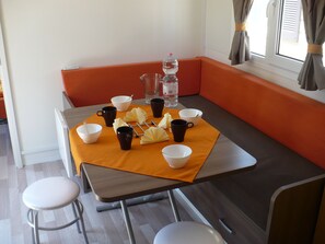 Mobile Home (Lux) | In-room dining - Victoria Mobilehome San Marino Resort (Lopar)