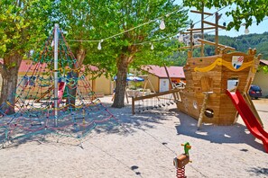 Children’s play area – outdoor - Victoria Mobilehome San Marino Resort (Lopar)