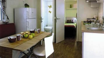 Fridge, stovetop, electric kettle, cookware/dishes/utensils