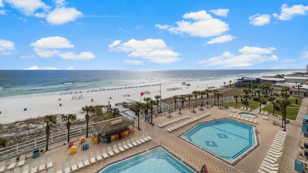 Ein Strandresort mit Poolbereich, Zugang zum Strand und Blick auf den Ozean.