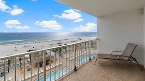Ein Balkon mit Blick auf Strand und Pool.