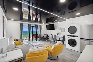 Condo, 1 cama King e sofá-cama (The Summit 702) | Sala de estar | TV de tela plana