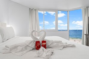 Estudio, 1 cama de matrimonio grande con sofá cama (Top of the Gulf 815 ) | Tabla de planchar con plancha y ropa de cama