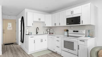 Studio, 1 King Bed with Sofa bed (Top of the Gulf 815 ) | Private kitchen