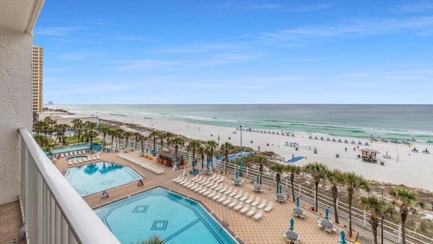 Ein Resort mit Poolbereich, Strand und Meerblick.