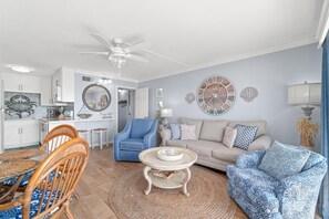 Condo, 1 très grand lit et 1 canapé-lit (The Summit 502) | Aire de séjour | Téléviseur à écran plat