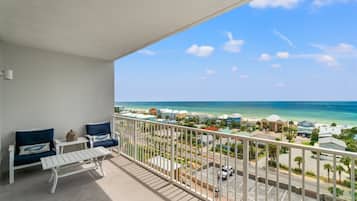 Condo, 1 King Bed with Sofa bed (Laketown Wharf 802) | Private kitchen
