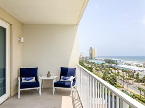 公寓客房, 1 張特大雙人床及 1 張梳化床 (Laketown Wharf 802) | 陽台