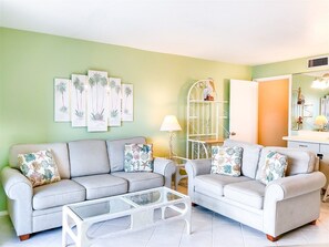 Living room | Flat-screen TV - The Summit 309 (Panama City Beach)