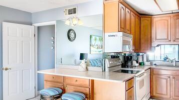 Condo, 1 cama King e sofá-cama (The Summit 215) | Cozinha privada