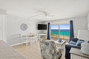 Apartment, 1 King-Bett (The Summit 1017) | Wohnbereich | Flachbildfernseher