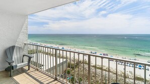 Ein Balkon mit Blick auf Strand und Meer.