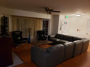 Traditional-Villa | Wohnzimmer | Flachbildfernseher