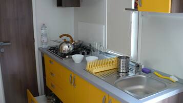 Nhà di động | Bếp riêng | Tủ lạnh, bếp nấu, dụng cụ pha cà phê/trà, ấm điện