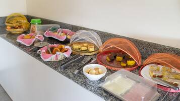 Café da manhã com buffet grátis todos os dias