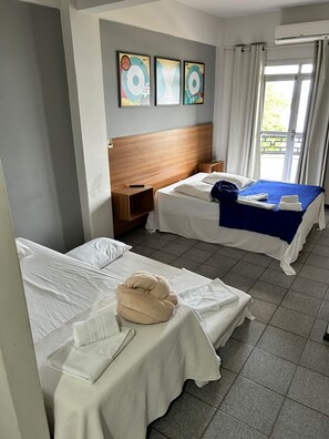 Deluxe-Zimmer, 3 Schlafzimmer | Bügeleisen/Bügelbrett, kostenloses WLAN, Bettwäsche
