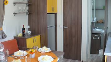 Mobile Home | In-room dining