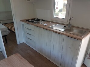 Mobile Home | Private kitchenette | Fridge, microwave, cookware/dishes/utensils, paper towels - Victoria Mobilehome Camping Imperial (Vodice)