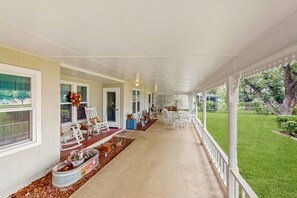 Outdoor dining - Family-friendly home w/large enclosed yard, garden views, and near Main St (Fredericksburg)