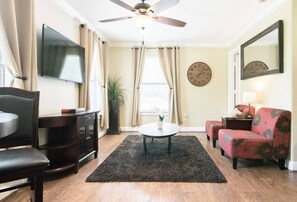 Smart TV - Hobby Apartment, 1 Mile to Hobby Airport (Houston)