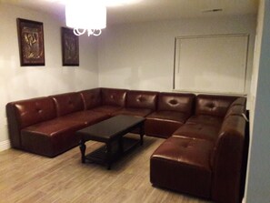 Basic House | Living area | Flat-screen TV