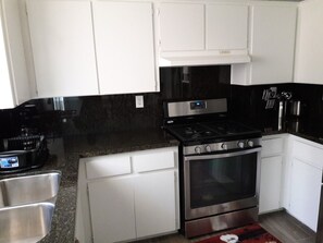 Basic House | Private kitchen | Coffee/tea maker, cookware/dishes/utensils