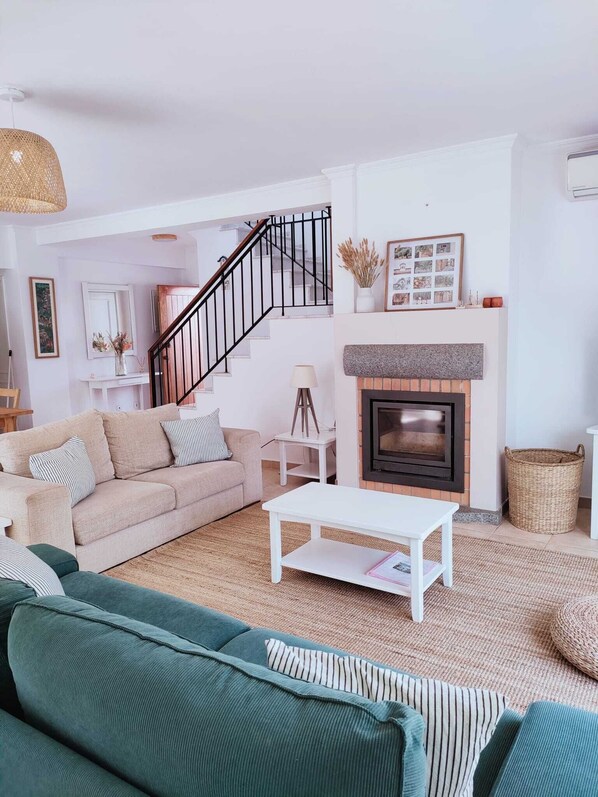 TV - Vila Aurora - Private 3 Bedroom Villa - 100m from the beach (Luz)